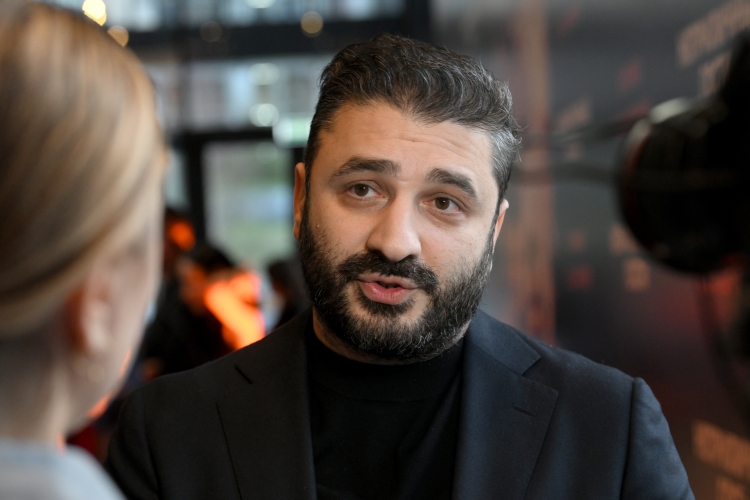 «Не секрет, что и какого уровня делает Сарик Андреасян, но кто-то же продал ему права на экранизацию одного из лучших произведений советского кино?! Бабло решает все?» — задается вопросами «Закулиска»