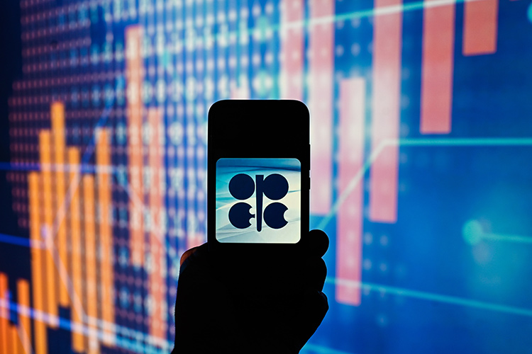 Дополнительно на стоимость нефти давит решение ОПЕК+ о увеличении добычи на 411 тыс. баррелей в сутки