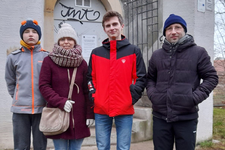 «На решение о переезде повлияли известные обстоятельства. В 2022 году мы решили, что надо уехать, что здесь мы будем более полезными»