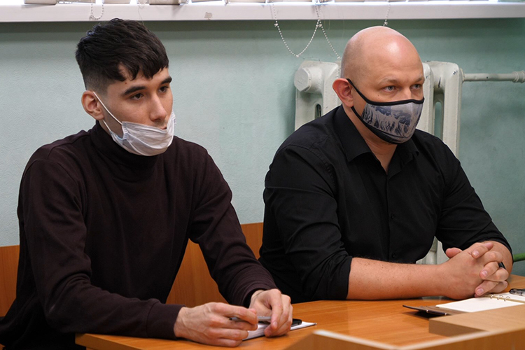 Юрист должника Юрий Лукин (на фото справа) на одном из заседаний сообщил, что у заявителя отсутствует какое-либо имущество и источники дохода помимо заработной платы депутата