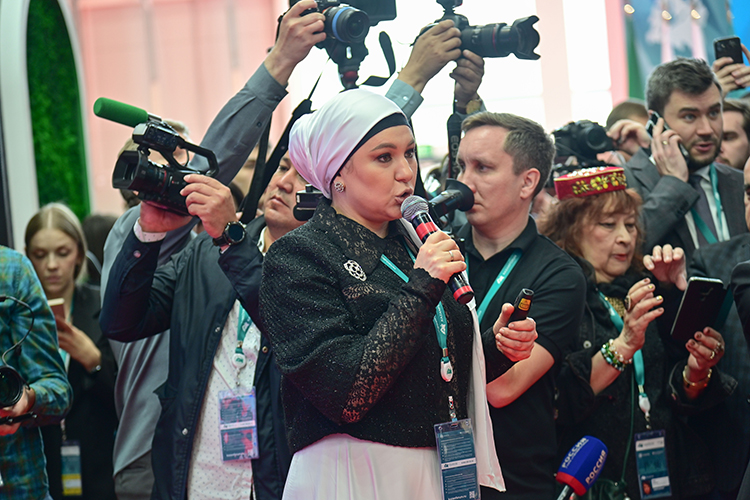 Глава Агентства инвестиционного развития Татарстана Талия Минуллина, которая на этот раз выбрала черный жакет и длинную белую атласную юбку, продолжала решать организационные вопросы по телефону