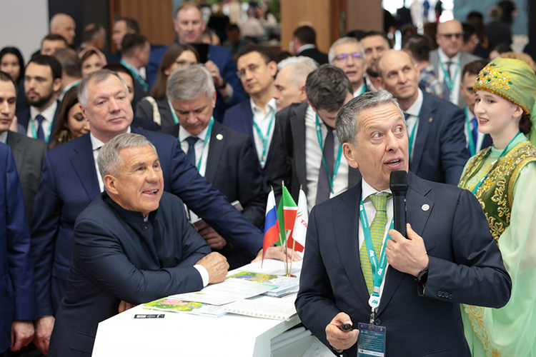 Утром на полях форума Наиль Маганов с воодушевлением рассказал о созданном нефтяном консорциуме