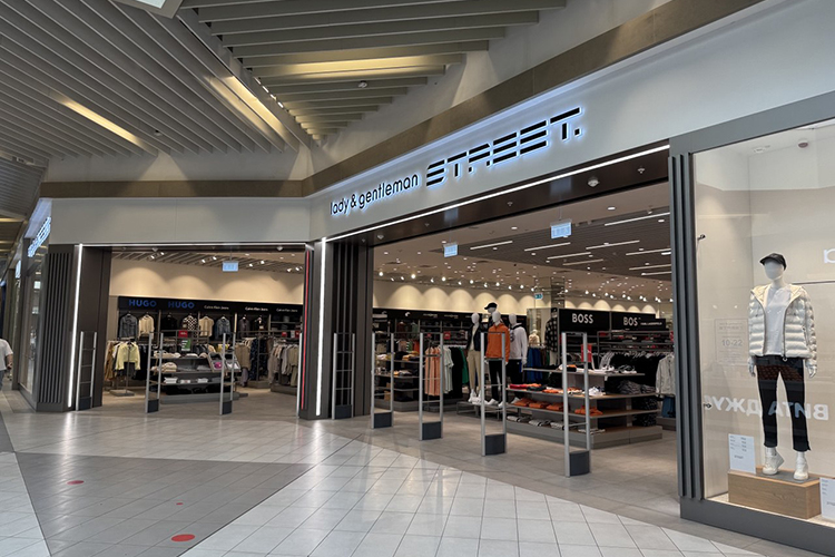 В «МЕГЕ» на месте ушедшего бренда Just Clothes теперь появился магазин Lady & Gentleman Street, ориентированный на более молодую аудиторию, с акцентом на повседневную моду в стиле кежуал