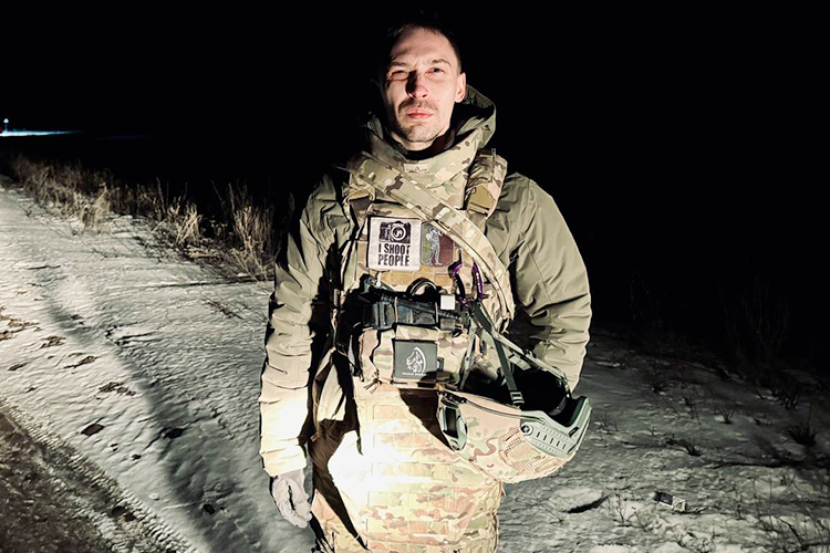 «В первую очередь наша задача не демонстрировать личное мужество и героизм. Наша цель в том, чтобы, как это ни странно, выполнить задание редакции: добраться, собрать материал, вывезти его, обработать и выдать в тираж»