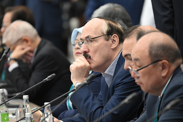 «Поскольку мы являемся наблюдателями, нас фактически не допускают к решению коренных вопросов деятельности», — был недоволен уже бывший представитель России в ОИС Рамазан Абдулатипов