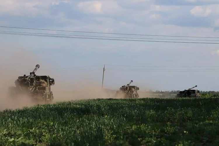 Однако чуть позже Макрон заявил, что, например, все произведенные во Франции в 2025 году колесные самоходки CAESAR, будут переданы Киеву