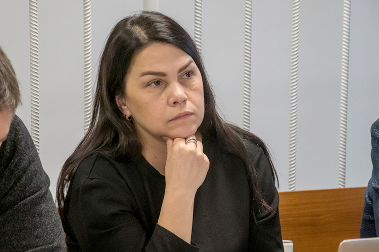  Ирина Князева — бывший следователь ГСУ, работает в коллегии Александра Кормильцева. Ее называют «ученицей» адвоката Некрасова и отмечают, что он часто «подтягивает» ее по своим делам 