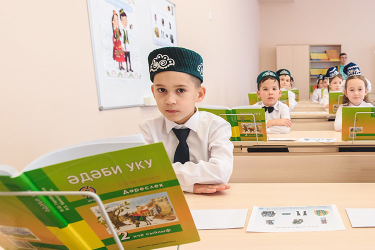 «Наши сотрудники систематически организовывали научные десанты в школы республики, проводили квизы, выискивали детей, которые планируют сдавать ОГЭ и ЕРЭ по татарскому языку»