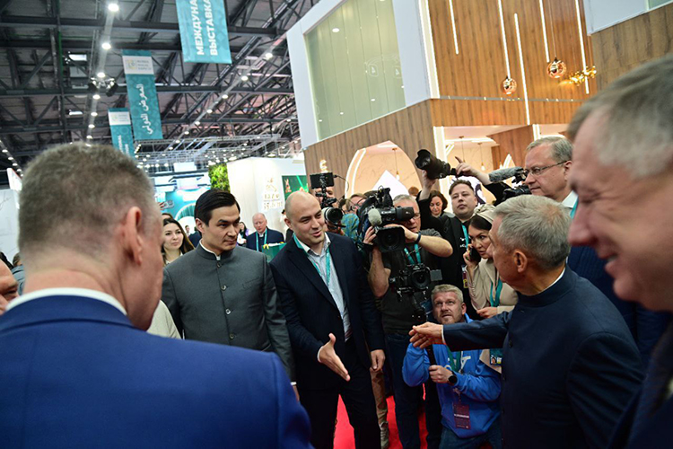 Во время осмотра выставки Russia Halal Expo раисом Республики Татарстан Рустамом Миннихановым и вице-премьером России Маратом Хуснуллиным, коллективный стенд Международного форума ТПП не остался без их внимания