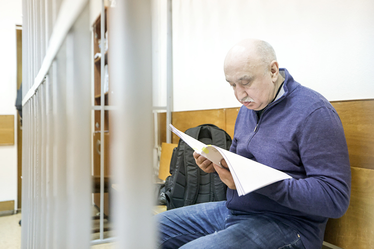 Гафуров рассказал, что учился с Исрафиловым в одной школе, но не общались, поскольку тот был на несколько лет младше
