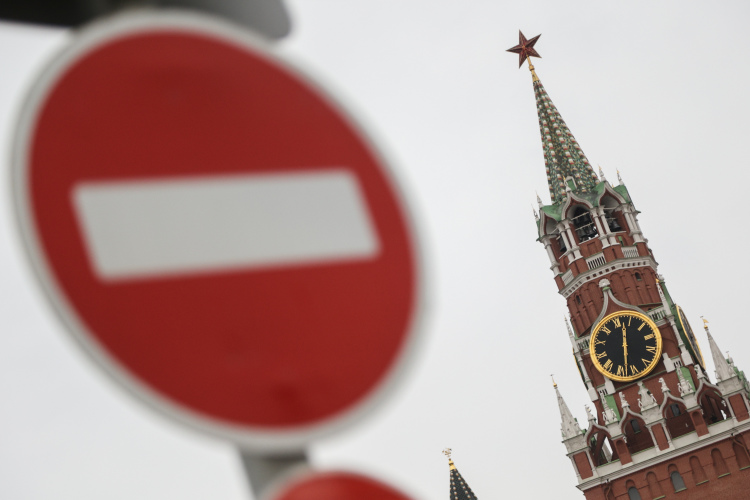 Кремль начинает на публику демонстрировать дистанцирование от Трампа, считает политолог Максим Жаров