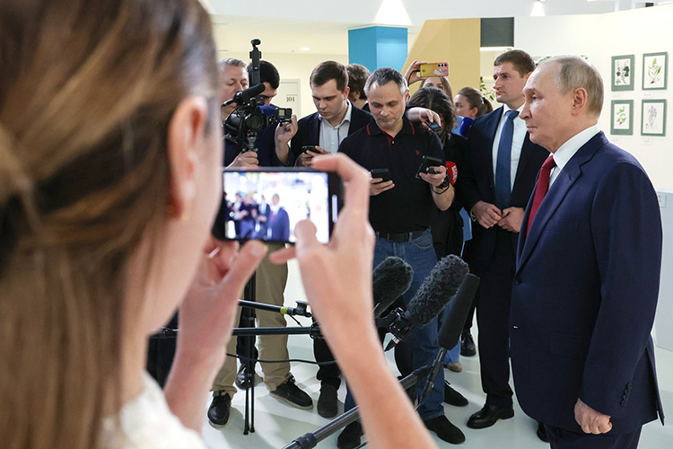 Телефонная беседа президентов России и США продлилась 2 часа 5 минут. Это была третья беседа после того, как Трамп вступил в должность президента Соединенных Штатов