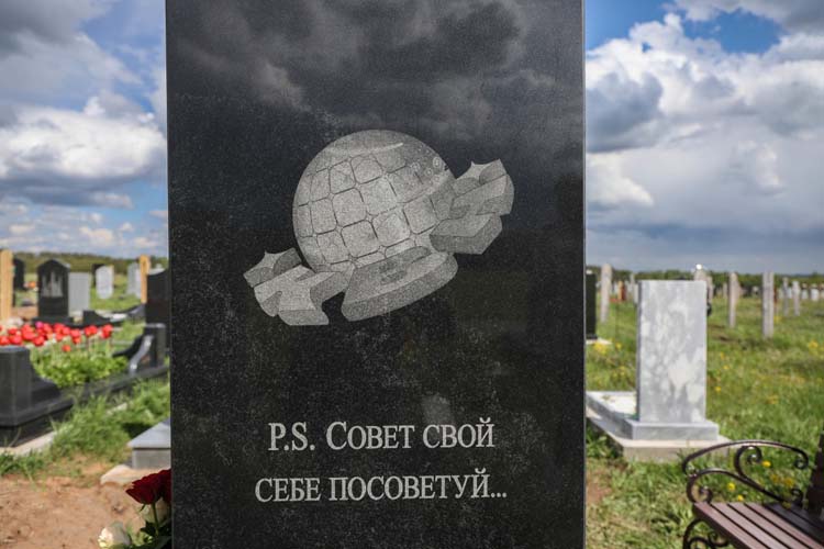 «Многие заказывают даже смешные имена или прозвища, которыми называли умершего, или его известные шутки»