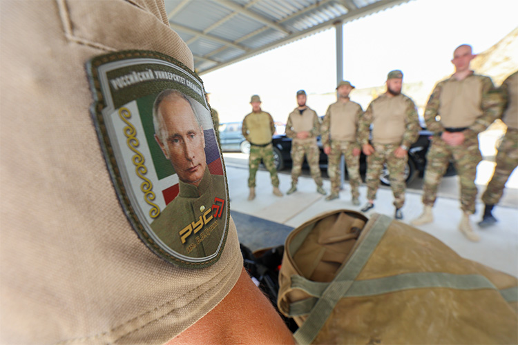 «Несомненно, все настороженно и внимательно следят друг за другом на политической арене»