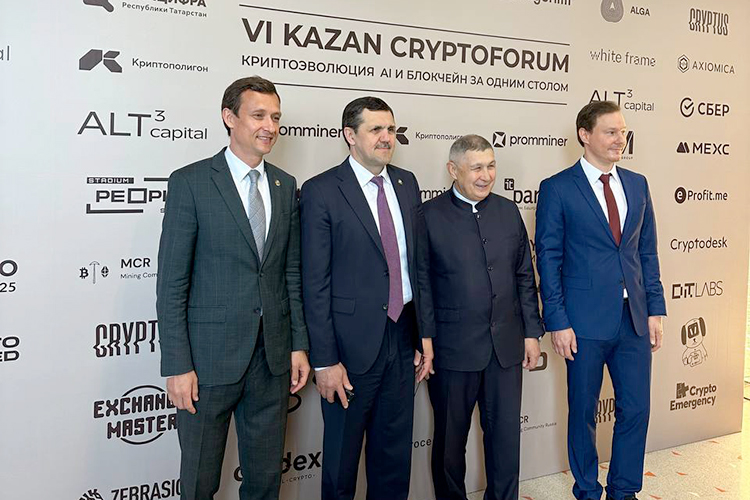 VI Казанский криптофорум, по подсчетам организаторов, собрал около 3 тыс. участников. По традиции выставку осмотрели президент Академии наук РТ Рифкат Минниханов и министр цифрового развития РТ Айрат Хайруллин
