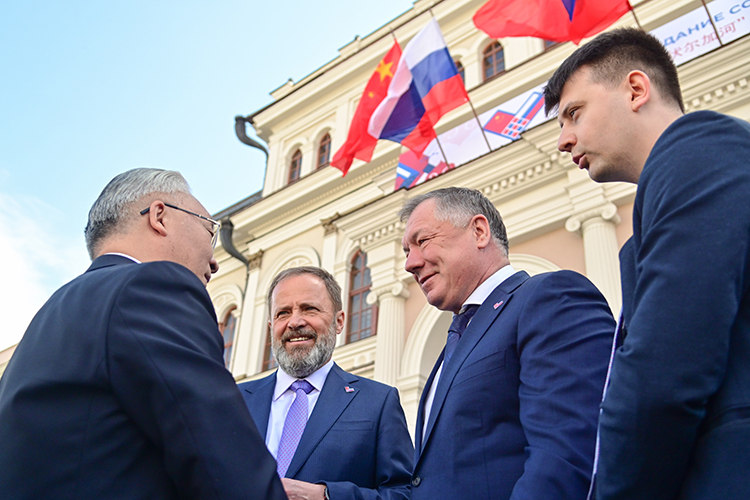 Китайская делегация во главе с Гоцином прибыла в столицу РТ еще накануне. Всего в нее вошли около 100 человек