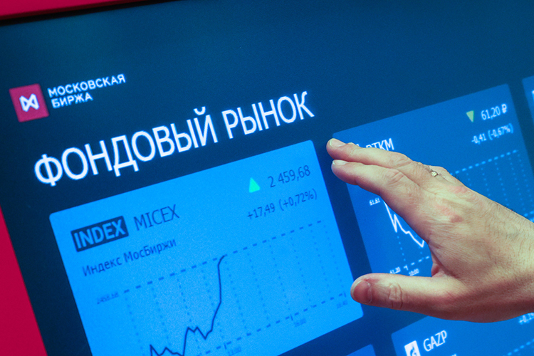 Александр Разуваев рассчитывает, что в ближайшее время из-под санкций выйдет Мосбиржа, — американцам выгодно, чтобы доллар снова был в ходу в России