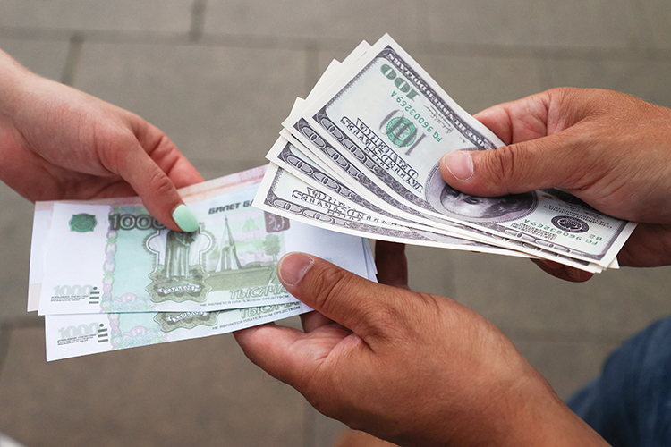Официальный курс доллара на 22 мая установлен на уровне 79,7 рубля. Впервые за два года, с мая 2023-го, стоимость американской валюты упала ниже 80 рублей