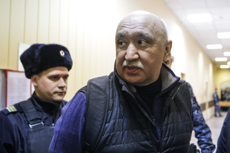 Гособвинение просит признать экс-ректора КФУ Ильшата Гафурова виновным в двух преступлениях — подстрекательстве к приготовлению к убийству и подстрекательстве к убийству. Прокурор предлагает 25 лет