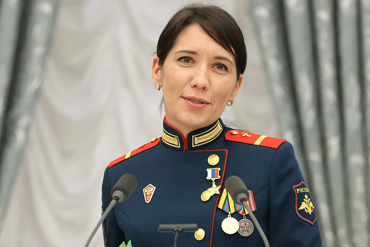 Звание Героя России присвоили медику Людмиле Болилай, которая накрыла собой бойца и спасла его