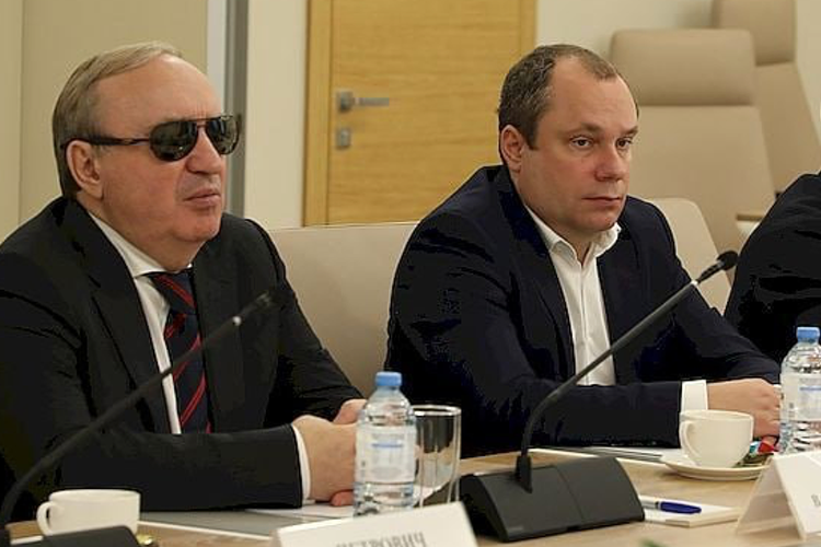 В течение прошлой недели Александр Сипкин (справа) несколько раз встречался с Величко и озвучил мысль: гендиректор должен передать ему 30 млн рублей, а иначе лишится своей должности