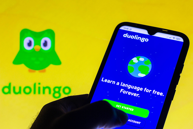 Компания Duolingo, разрабатывающая продукты для изучения иностранных языков, заявила, что полностью заменит контрактных работников на искусственный интеллект, пишет китайский портал IT Home