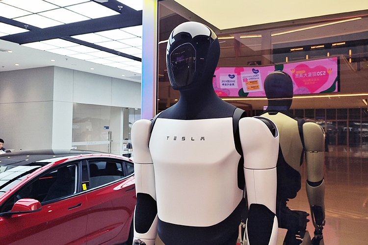 Основатель компании Tesla Илон Маск продемонстрировал в соцсети X новые умения робота Optimus