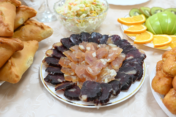«В ассортименте — более 50 наименований натуральных фермерских продуктов: колбасы, копченые конские ребра, разные мясные полуфабрикаты, деликатесы, национальная выпечка»
