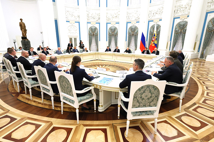 Накануне президент созвал предпринимателей, чтобы выслушать их просьбы, как и где надо поддержать