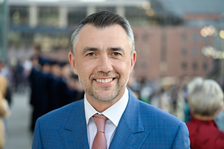 Дамиру Фаттахову 45 лет