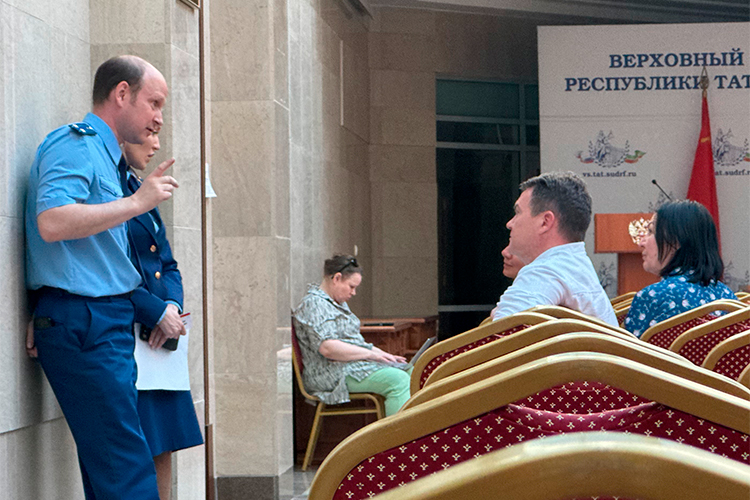 Руслан Атнагулов (справа), брат погибшего в 1999 году директора фирмы RCA Тимура Атнагулова, заявил ходатайство о закрытии всех прений от посторонних лиц, по сути, о запрете гласности в присутствии потерпевших