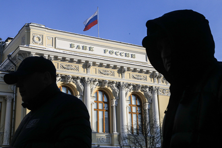 «Ставка ЦБ была избыточной еще летом прошлого года, когда находилась на уровне 16 процентов. Инфляция тогда была сильно ниже ставки ЦБ. И сейчас ставка выше, чем инфляция»