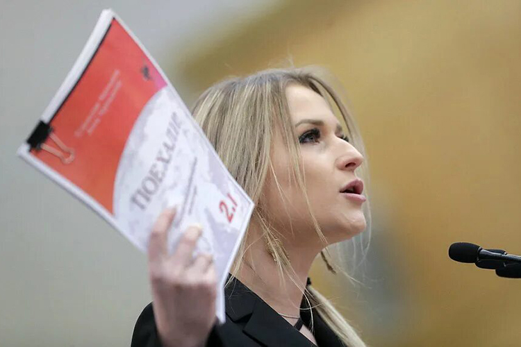 Яна Лантратова давно объявила крестовый поход против «деструктивных идеологий» и выступает в роли одного из авторов соответствующего запретительного законопроекта