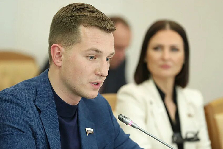 Председатель думского комитета по молодежной политике Артем Метелев, в отличие от Миронова, не стал клеймить учителей за «ерунду»: «Безусловно, они не занимаются глупостями — просто завалены отчетами»