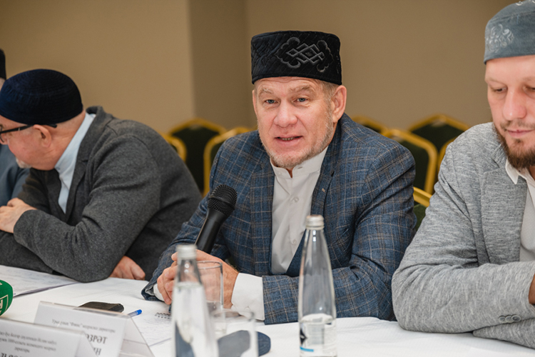 Как и Хасанов, его коллега, директор Уруссинского медресе Марат Марданшин считает, что изучать арабский язык можно и в России