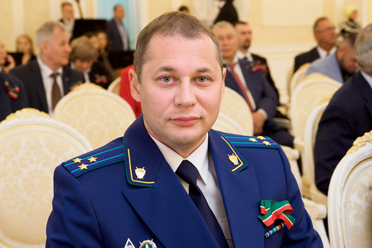 Одним из вероятных преемников Дроздова называют Ильдара Исмагилова. 45-летний уроженец Мамадыша также выпускник юрфака КГУ, представитель классической казанской юридической школы