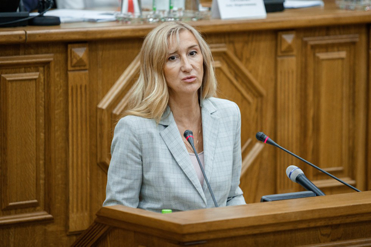 Поговаривают, что основная причина отставки Андреевой — в том, что не удалось согласовать выход ВШЖ из-под института социально-философских наук и массовых коммуникаций