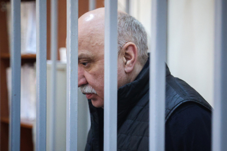 По слухам, сидящие в колонии лидеры «29-го комплекса» вышли через посредников на Гафурова и попросили его о финансовой помощи — как себе, так и близки, что живут на свободе. Но ректор КФУ им в жесткой форме отказал. Вот такая месть ОПГшников