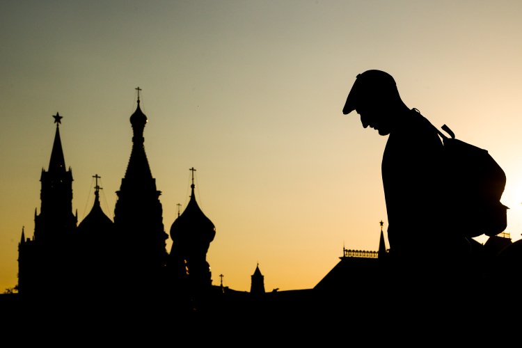 «Мужчины — это экспериментальный пол. Они быстрее гибнут. От всех рисков, когда они есть. Когда есть риск войны, они гибнут от войны. Когда есть риск наркомании, они гибнут от наркомании. Когда этот риск — водка, мужчины больше гибнут от водки»