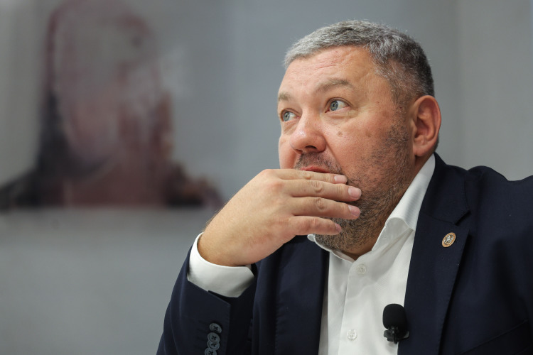 Евгения Варакина подавляющее большинство истеблишмента воспринимает пока исключительно как героя СВО, бывшего вице-премьера, курировавшего еще совсем недавно подшефные Лисичанск и Рубежное, будучи в самой гуще театра военных действий