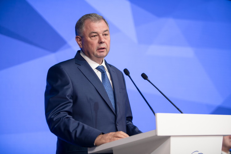 По словам Анатолия Артамонова, активы банковской системы по отношению к валовому продукту на сегодня достигли рекордных уровней и составляют практически 100% ВВП