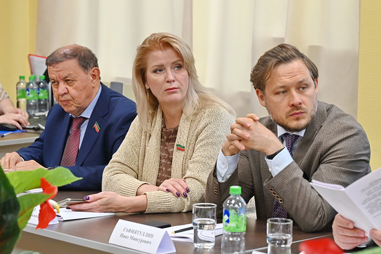 Нияз Гафиятуллин (справа): «Мы видим классы, стипендии, но по большому счету влияния на систему они не оказывают. По крайней мере, по тем цифрам, которые мы видим»