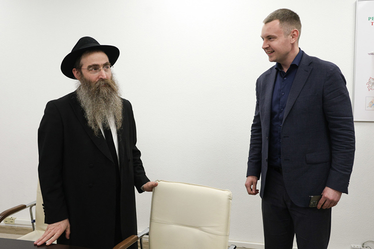 «У нас еврейство определяется по матери, у человека даже фамилия может быть Рабинович, но если его мама не еврейка, то он тоже не еврей»