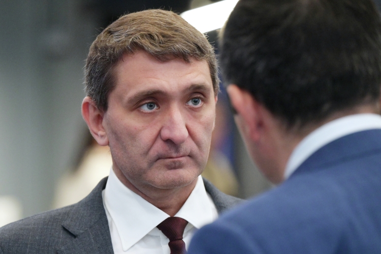 Андрей Рюмин отметил, что единственный источник инвестирования у «Россетей» — это тариф. На обновление инфраструктуры потребуется около 300 млрд рублей, но в тарифных источниках есть около 30% от этих средств