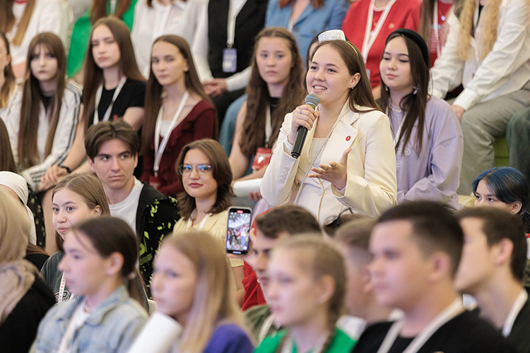 Право первого вопроса было предоставлено девушке в тюбетейке из Зеленодольска