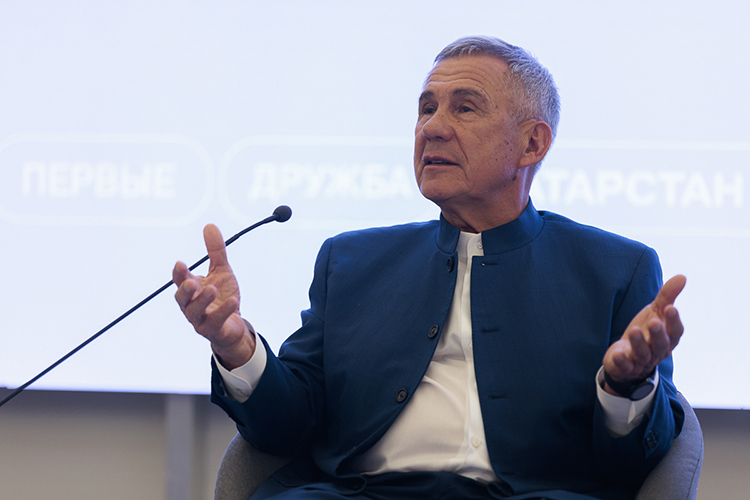 Рустам Минниханов: «Роль учителя немножко занижена сегодня. Когда мы учились, учитель был в авторитете, и, я считаю, это правильно»