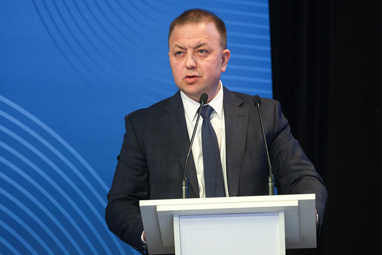 Ленар Гарипов подчеркнул, что по итогам 2024 года республика сохраняет 1-е место в стране по производству молока (почти 2,3 тыс. т) и с избытком обеспечивает себя молоком — на 61% выше среднедушевой нормы потребления