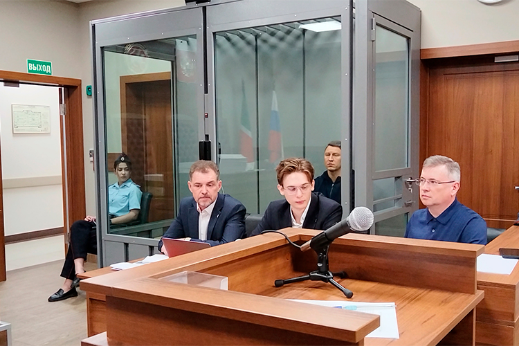 Процесс по делу экс-главы администрации Кировского и Московского районов Сергея Миронова в среду, 4 июня, был полностью посвящен эпизоду с незаконным, по версии прокуратуры, согласованием перепланировки помещений ИП Ирины Мироновой. Это — его мама