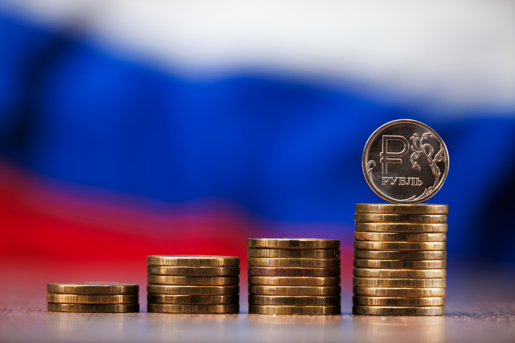 В середине недели крупнейшие по объему розничного депозитного портфеля банки не сильно, но все же снизили ставки по вкладам. Так что робкая надежда у кредитных организаций, видимо, есть
