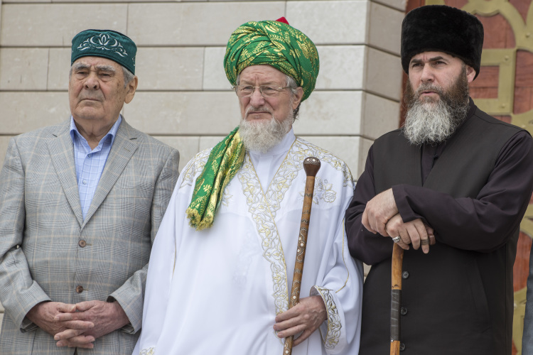 Растут позиции в рейтинге муфтия Чечни Салаха Межиева (справа на фото), поскольку именно он после смерти Бердиева возглавил координационный центр мусульман Северного Кавказа (КЦМСК)